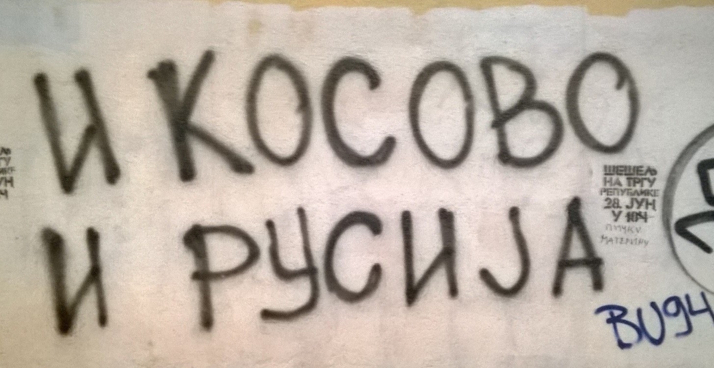 Graffiti Belgradin keskustassa kehottaa valitsemaan ’Kosovon ja Venäjän’ Euroopan unionin sijaan. (Kuva: Mitjo Vaulasvirta)