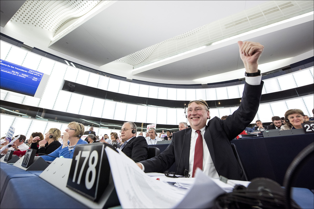 Europarlamentin kansainvälisen kaupan komitean puheenjohtaja Bernd Lange (S&D) ehti tuulettaa, kun parlamentti hyväksyi TTIP-neuvottelusuosituksensa komissiolle monivivahteisen prosessin jälkeen. Kuva: European Parliament/Flickr