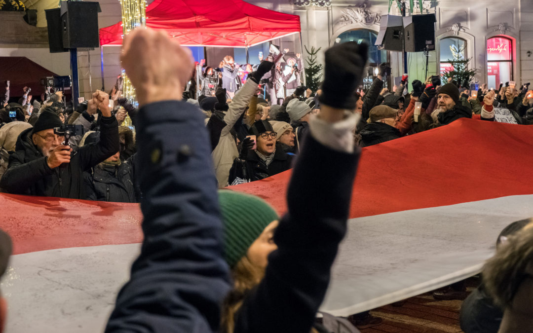 Puola jatkaa oikeusreformia EU:n varoituksista piittaamatta – taustalla ajatus “lainopillisesta mahdottomuudesta”