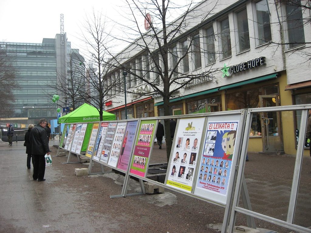 Vaalimainoksia Helsingin Kampissa vuonna 2011.