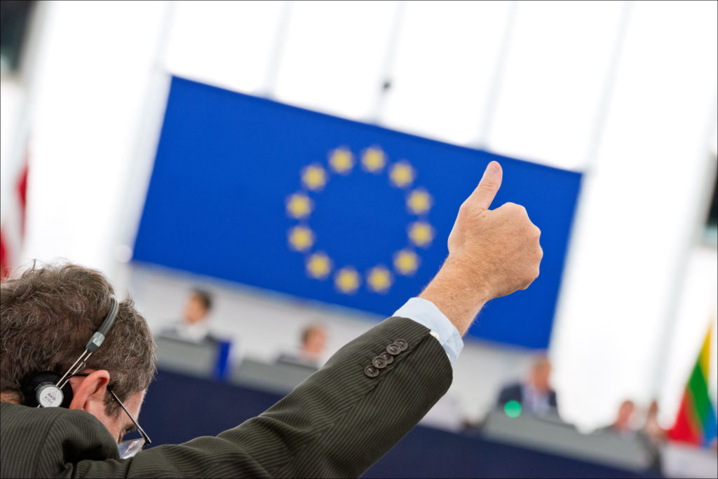 Peukku pystyssä Euroopan parlamentin istunnossa.