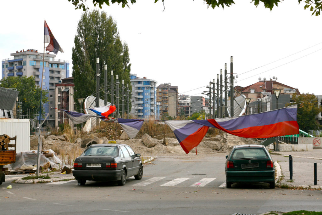 Mitrovican kaupungin silta Pohjois-Kosovossa