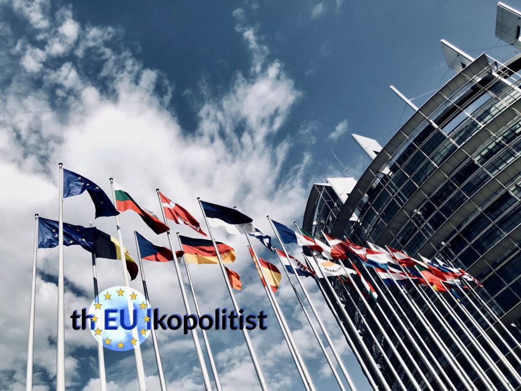 Lippuja EU-parlamentin edessä