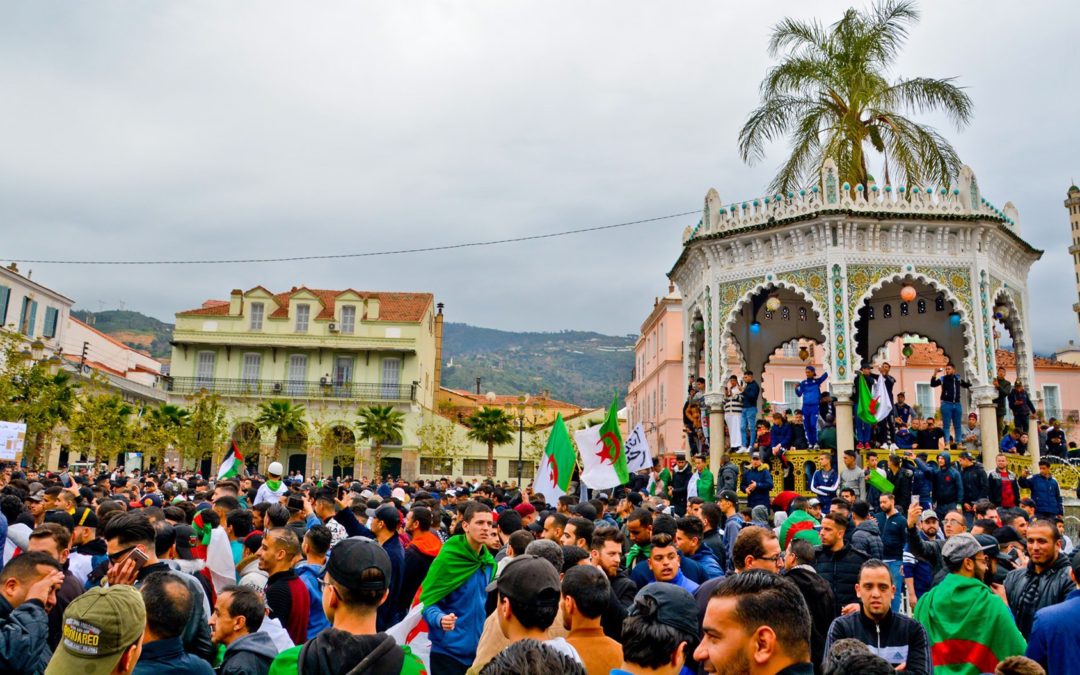 Kansa antoi lähtöpassit itsenäisen Algerian grand old manille