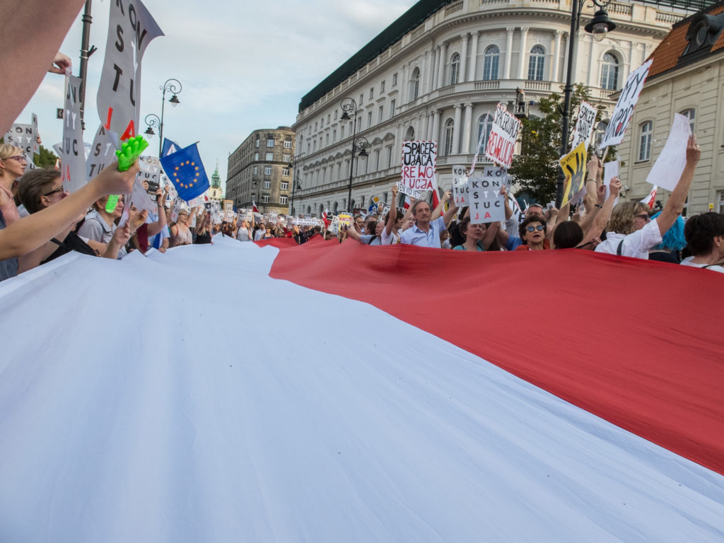 Valtava Puolan lippu mielenosoituksessa