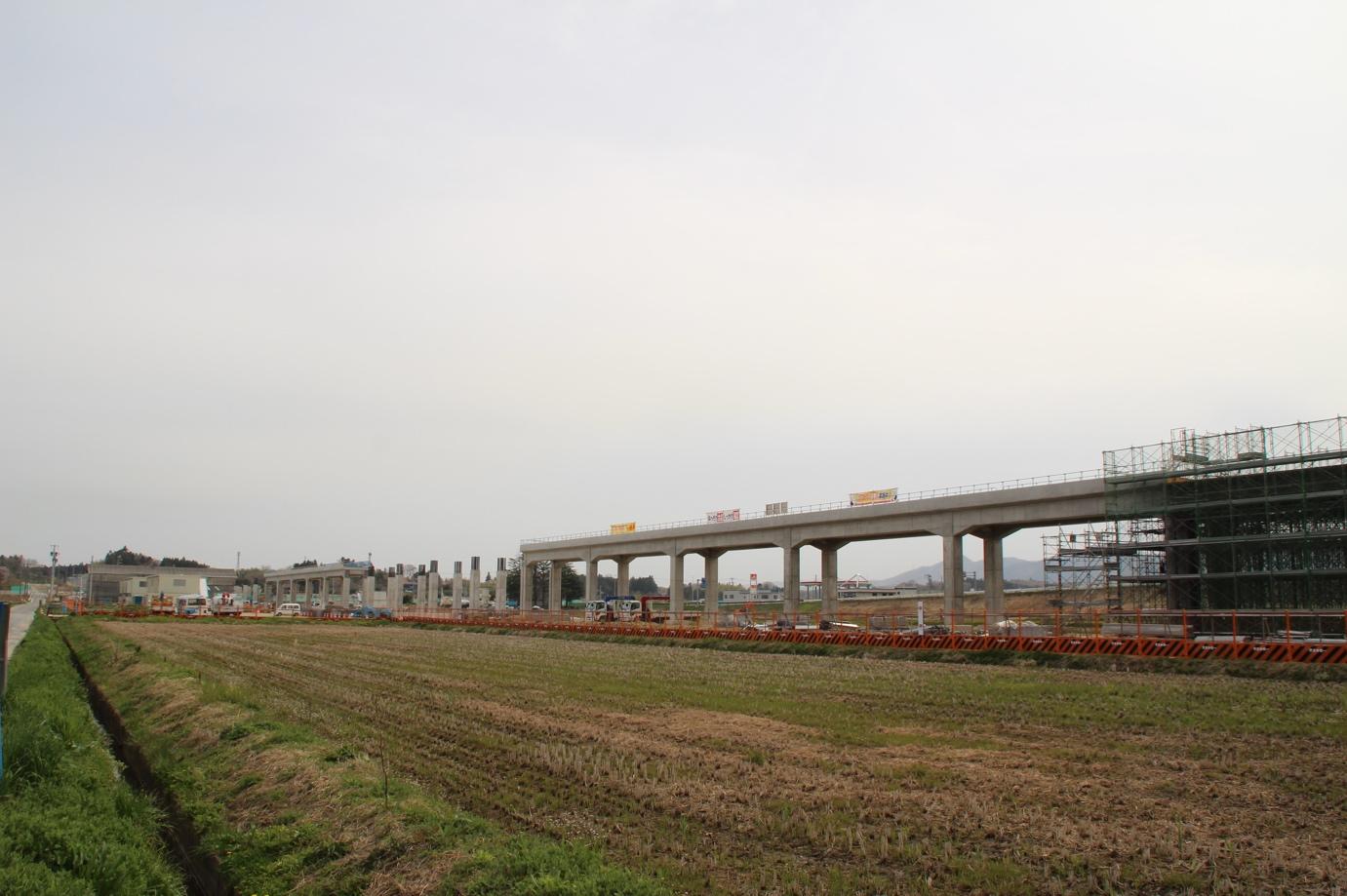 Keskitetyn kompaktien asuinalueiden lisäksi myös junarata siirrettiin rannikolta sisämaahan Yamamoton kaupungissa Miyagin prefektuurissa ja se nostettiin kulkemaan läpi kaupungin korkealla betonisillalla.
