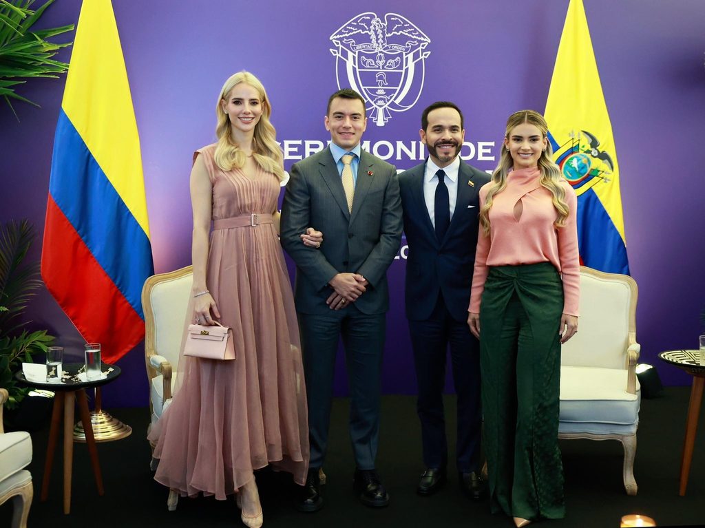 
Abelardo de la Espriella (toinen oikealta) puolisoineen poseeraa Ecuadorin presidenttiparin rinnalla Calissa virkaanastujaisten alla 7. elokuuta. Kuva: Presidencia de la República del Ecuador / Flickr (Kuvalähde)